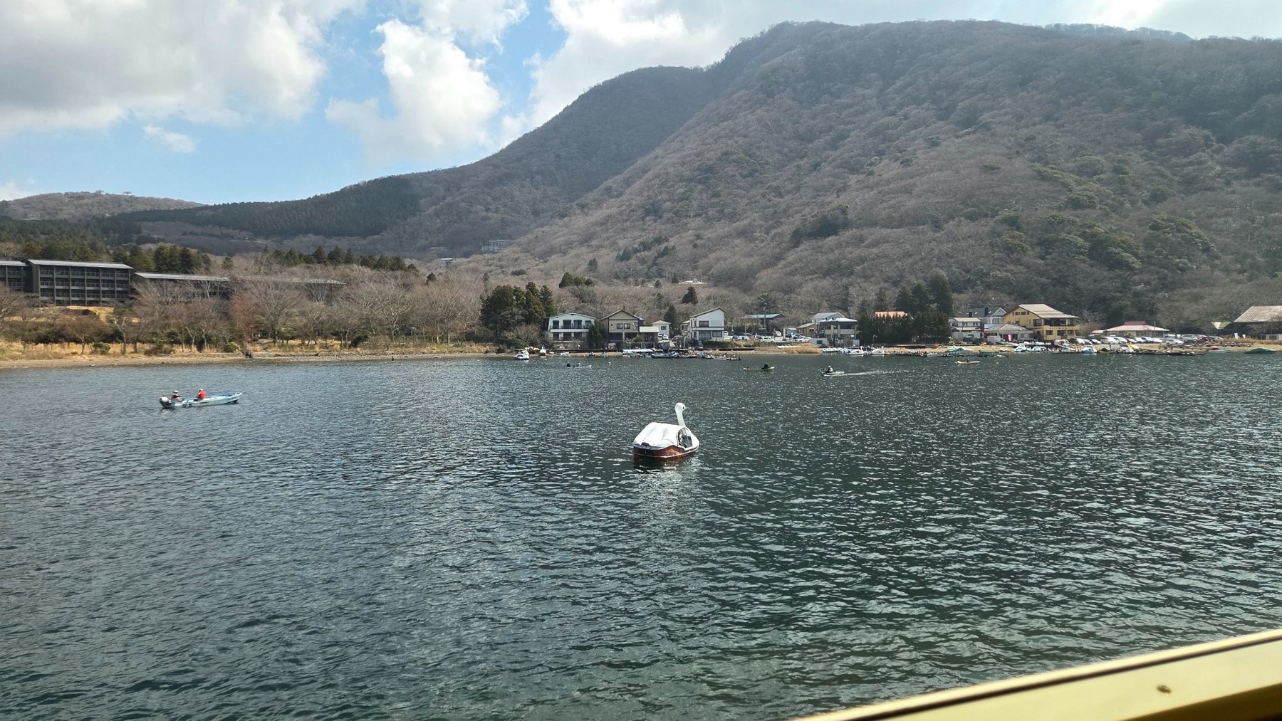 芦ノ湖の湖面と、その向こうに広がる山並み